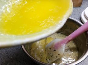 加入融化好的黄油和椰子油混合液体