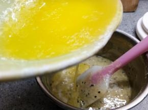 加入融化好的黄油和椰子油混合液体
