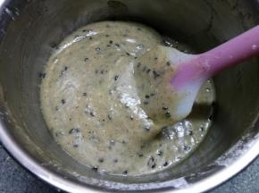 翻拌均匀成为细腻的面糊