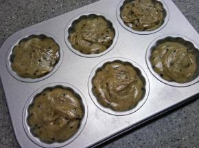 烤箱180度预热，模具抹黄油撒粉防粘，不沾性能好的模具可以省略这一步，面糊挤入模具。