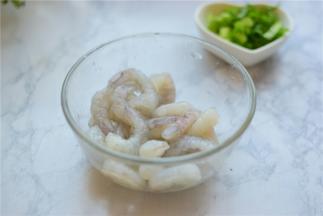 虾仁洗净去虾线，切葱花
