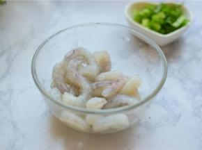虾仁洗净去虾线，切葱花