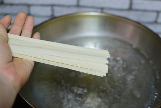 烧一锅水，水开下面条，煮熟后捞出，放在凉水里备用。