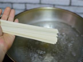烧一锅水，水开下面条，煮熟后捞出，放在凉水里备用。
