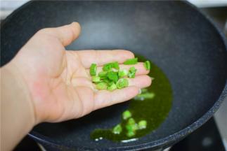 另起一锅，油热，加葱花炒香。