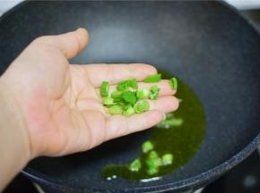 另起一锅，油热，加葱花炒香。