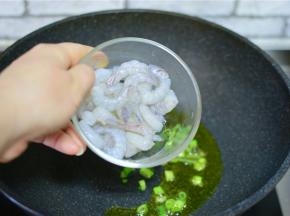 加虾仁，炒匀