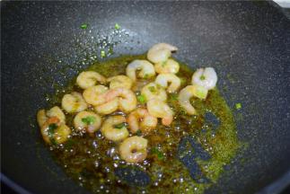 加盐，白糖，酱油炒至虾仁发红