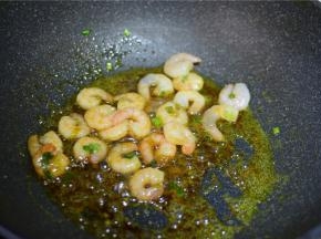 加盐，白糖，酱油炒至虾仁发红