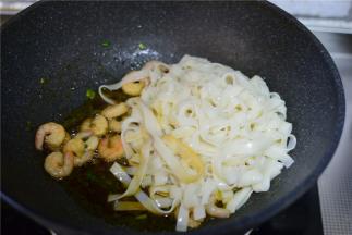 加入煮熟的面条