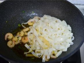 加入煮熟的面条