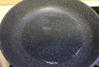 平底锅倒入食用油