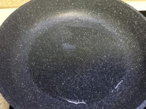 平底锅倒入食用油