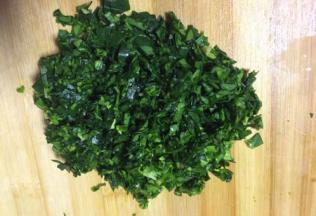 菠菜取菜叶部分切碎