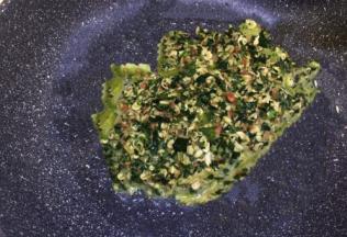 油温六成将9倒入锅里，等底部干结了再翻炒