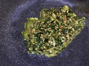 油温六成将9倒入锅里，等底部干结了再翻炒