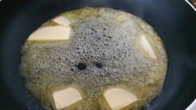 黄油先放不粘锅内开小火融化