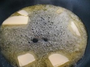 黄油先放不粘锅内开小火融化