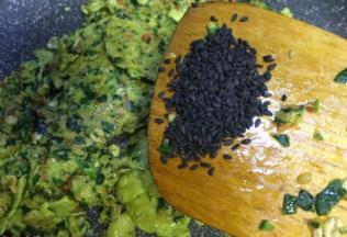 放入黑芝麻继续翻炒均匀即可