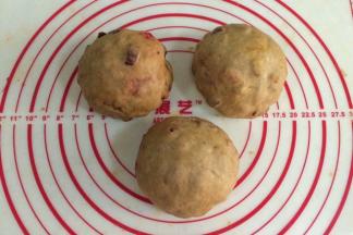 取出面团进行排气，平均分成三份，滚圆松弛15分钟，记得盖上保鲜膜。