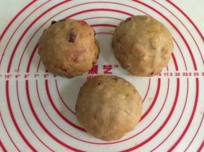 取出面团进行排气，平均分成三份，滚圆松弛15分钟，记得盖上保鲜膜。