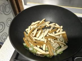 翻炒香干。