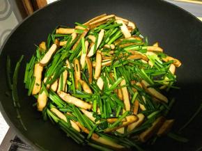 韭菜稍微变色，迅速翻匀出锅。