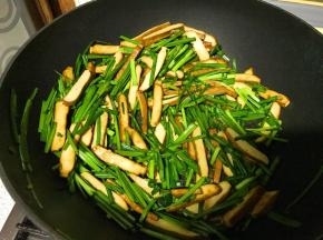 韭菜稍微变色，迅速翻匀出锅。