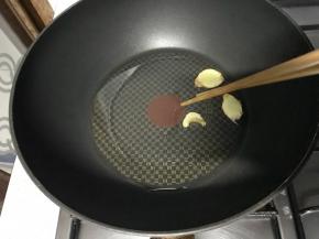 用筷子把炸过的姜片捡出来。