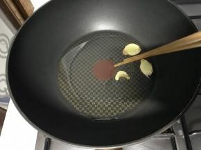 用筷子把炸过的姜片捡出来。