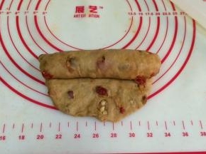 然后从上往下卷起来，捏紧收口。