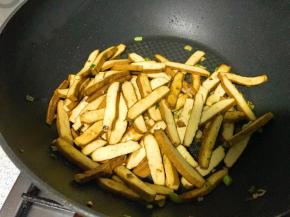 继续翻炒，待香干外皮焦黄，此时盐和鸡精块已完全融化，吸附在香干上。