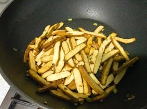 继续翻炒，待香干外皮焦黄，此时盐和鸡精块已完全融化，吸附在香干上。