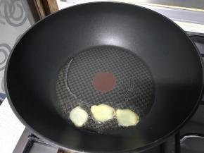 油锅炸香姜片。