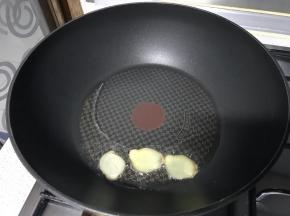 油锅炸香姜片。