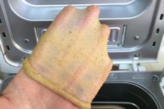 揉至面团呈扩展阶段，可以拉出薄膜。