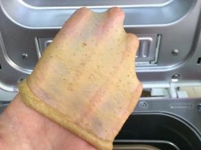 揉至面团呈扩展阶段，可以拉出薄膜。