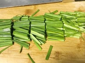 韭菜洗净，控干水分，切段。