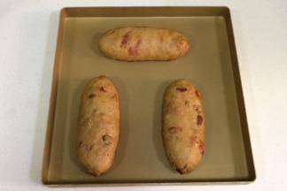 收口朝下，放入不粘烤盘中。