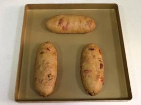 收口朝下，放入不粘烤盘中。