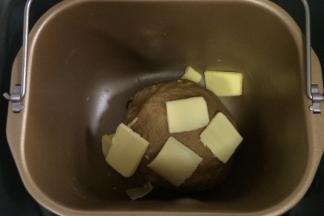 约揉15分钟，面团成型后加入黄油继续和面。