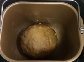 把面团整理好，放入面包机桶内发酵。