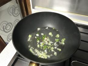 再爆香葱花。