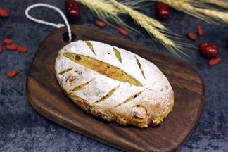 这样红枣核桃欧包就制作完成了。