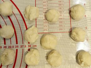 所有油酥材料混合，分成16份，每份13g