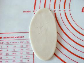 收口向上，擀成牛舌状