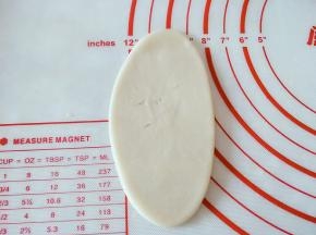 收口向上，擀成牛舌状