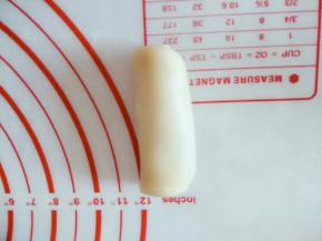 从一端卷起，盖保鲜膜静置15分钟