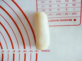 从一端卷起，盖保鲜膜静置15分钟