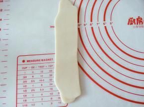 顺着方向擀成长条